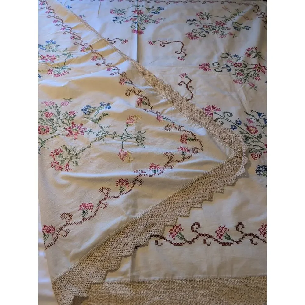 VINTAGE HAND EMBROIDERED Cross‎ Stitched Crochet With Lace Bed Spread Cover